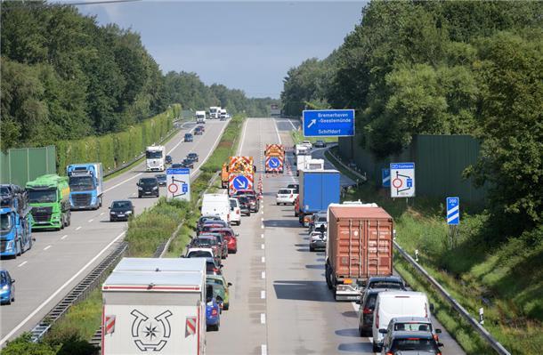 Freie Fahrt in Richtung Deichbrand: Sperrung der A27 ist aufgehoben Die A27 ist ab der Abfahrt Geestemünde gesperrt.