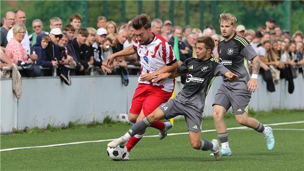 TSV Abbehausen muss die Kohlen mal wieder auf eigenem Platz aus dem Feuer holen TSV Abbehausen gegen SV Brake im Fußball-Bezirkspokal mit Thore Bauer (Mitte)