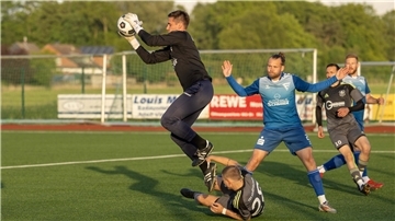 Spielszene aus dem Fußball-Bezirksligaspiel TSV Abbehausen gegen Wilhelmshavener SC Frisia