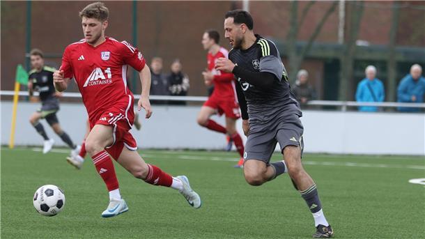 Eine Spielszene aus einem Fußball-Bezirksligaspiel des TSV Abbehausen mit Mustafa Seker