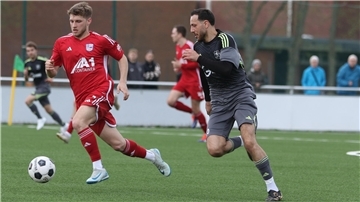 Eine Spielszene aus einem Fußball-Bezirksligaspiel des TSV Abbehausen mit Mustafa Seker