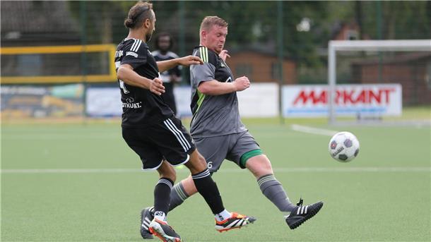 Fußballspiel des TSV Abbehausen mit Peter Neumann (rechts)