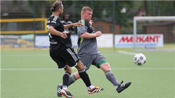 Fußballspiel des TSV Abbehausen mit Peter Neumann (rechts)
