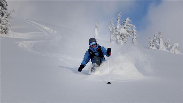 Von Fernsehen bis Minikredite – was sich im November ändert Die Abfahrt ohne Helm kann in Italien teuer werden. (Archivbild)