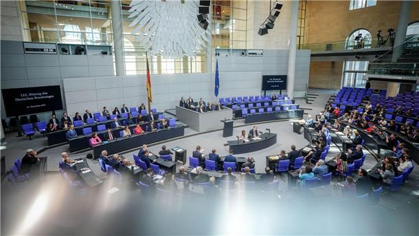 Bundestag beschließt Gesetz für mehr Energieeffizienz Die Abgeordneten des Bundestags kommen zu ihrer Sitzung zusammen.