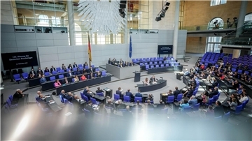 Die Abgeordneten des Bundestags kommen zu ihrer Sitzung zusammen.