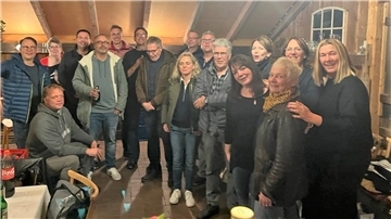 Die Abiturientinnen und Abiturienten von 1992 kamen 30 Jahre nach dem Schulabschluss in Tossens wieder in Butjadingen zusammen.