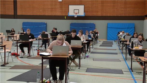 Die Abiturklausuren schreiben die Zevener Wirtschaftsgymnasiasten in der Turnhalle. Sie sitzen an nummerierten Einzeltischen zu siebt auf Abstand hintereinander.