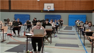 Die Abiturklausuren schreiben die Zevener Wirtschaftsgymnasiasten in der Turnhalle. Sie sitzen an nummerierten Einzeltischen zu siebt auf Abstand hintereinander.