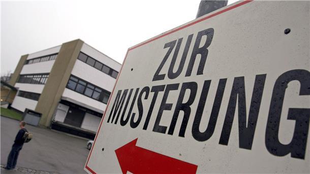 Umfrage: Bundeswehr-Losverfahren stößt auf breite Ablehnung Die Ablehnung des Losverfahrens ist bei Anhängern aller Parteien hoch. (Archivbild)