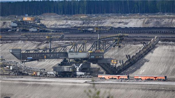Die Abraumförderbrücke F60 legt im Tagebau Nochten mit Eimerkettenbaggern das Flöz frei.