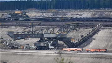 Die Abraumförderbrücke F60 legt im Tagebau Nochten mit Eimerkettenbaggern das Flöz frei.