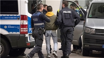 Polizisten führen einen Mann ab