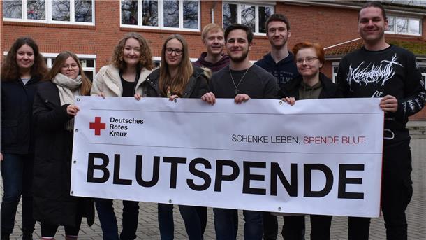 Die Abschlussklasse der Waldschule in Hagen macht Werbung für ihre Blutspendeaktion. Organisiert werden die Termine unter anderem von Janne Masemann (2.v.l.) und Lea Kühn (4.v.l.).