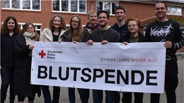 Die Abschlussklasse der Waldschule in Hagen macht Werbung für ihre Blutspendeaktion. Organisiert werden die Termine unter anderem von Janne Masemann (2.v.l.) und Lea Kühn (4.v.l.).