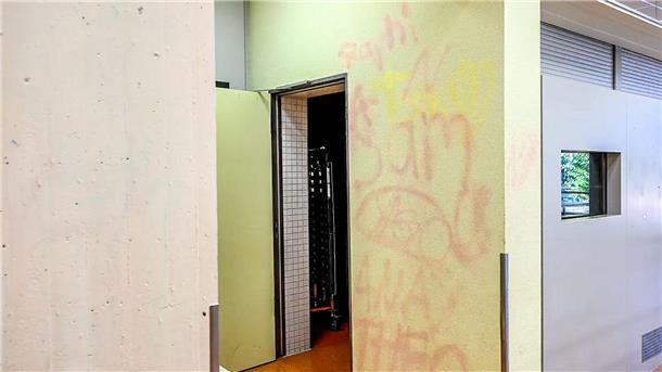 Die Abschlussklasse hatte in der Nacht zum 10. Juli Wände und Fassaden der Schule mit Kreidespray besprüht. 