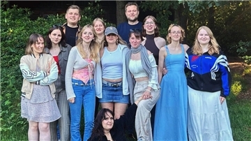 Die Absolventen der Fachoberschule Gestaltung mit ihrem Klassenlehrer.