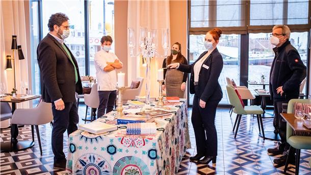 Die Abteilungsleiter des Hotels Liberty besprechen den Neustart nach fast sechs Wochen Shutdown (von links): Geschäftsführer Walter Brandner, Küchenchef Phillip Probst, Hausdame Judith Blömer Frontofficemanagerin Alina Wolff und Ulrich Hetfeld von der Haustechnik.