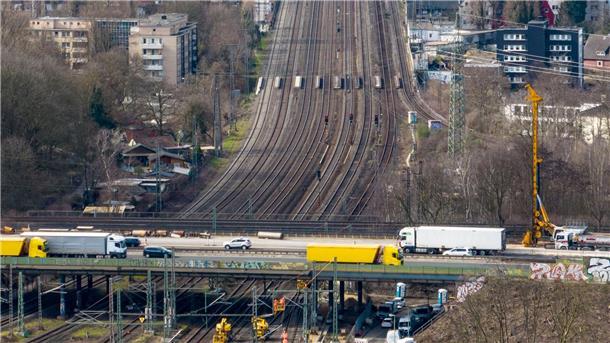 Ruhrgebiet: Bahn sperrt in Herbstferien Strecken Die achtspurige Bahnstrecke am Autobahnkreuz Kaiserberg in Duisburg, an dem Bauarbeiten stattfinden sollen.