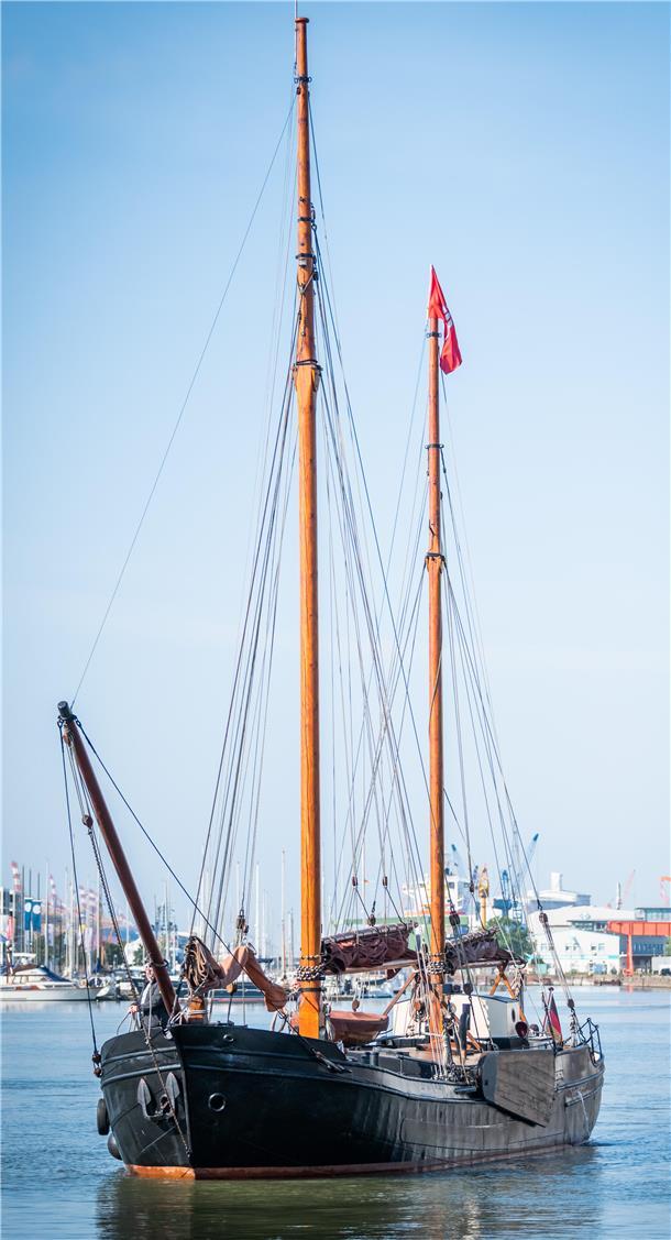 Der perfekte Tag in Bremerhaven für Fans von alten Schiffen Die „Adler von Krautsand“ ist ein Besanewer, ein friesisches Plattbodenschiff mit zwei Masten. Dieses historische Schiff ist eins der letzten seiner Art und fährt ab Bremerhaven Törns.