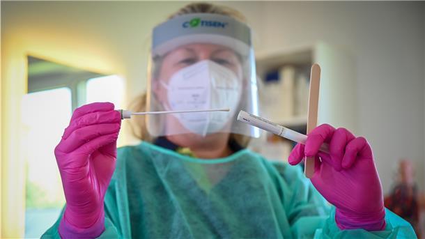 Wenn das Testzentrum in Cuxhaven schließt Die Ärztin Ilka Priebe macht nur im Notfall in ihrer Praxis in Hagen einen Corona-Test. Sie ist auf ein Testzentrum angewiesen.