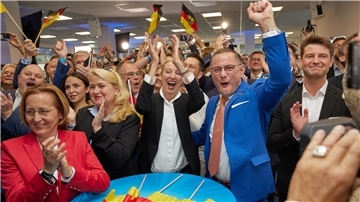 Die AfD-Chefs Alice Weidel und Tino Chrupalla jubeln in der AfD-Parteizentrale.