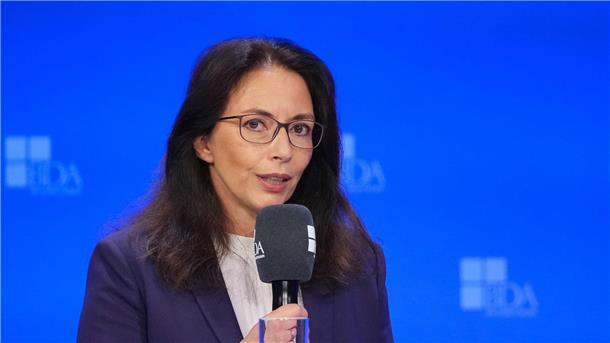 DGB-Chefin Fahimi: Die AfD ist keine Arbeiterpartei „Die AfD ist eine Partei der Rassisten, die auch Arbeitnehmerinnen und Arbeitnehmer gegeneinander hetzen will, statt gemeinsam Fortschritt für alle zu erreichen“, sagt DGB-Vorsitzende Yasmin Fahimi.