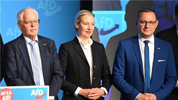 Der Elefant im Raum - AfD ohne Spitzenkandidat Die AfD-Parteispitze bestehend aus Alice Weidel und Tino Chrupalla beim Wahlkampfauftakt zur Eurowahl zusammen mit dem AfD-Landesvorsitzenden Emil Sänze (l) in Donaueschingen. Der eigentliche Spitzenkandidat der Partei war nicht anwesend.