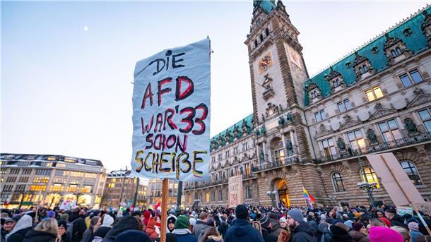 Schweigende Mehrheit wird laut: Protestwelle gegen rechts „Die AfD war‘ 33 schon Scheiße“: Mit diesem Schild wird in Hamburg gegen ein Zeichen des Widerstands gegen rechtsextreme Umtriebe gesetzt.