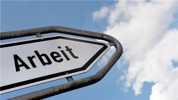 Arbeitsmarkt in der Wesermarsch: Das rät die Agentur allen Jobsuchenden Ein Hinweisschild mit der Auschrift "Arbeit" ragt gen Himmel.
