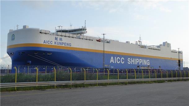Ein LNG-Autofrachter liegt festgemacht an einem Terminal in Bremerhaven. 