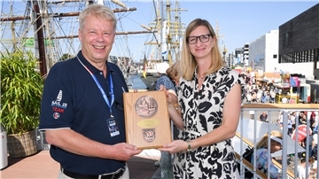 Ein Mann und eine Frau mit einer Plakette. 