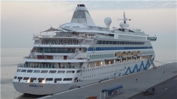 Die „AIDAaura“ dümpelt weiter in Bremerhaven vor sich hin.