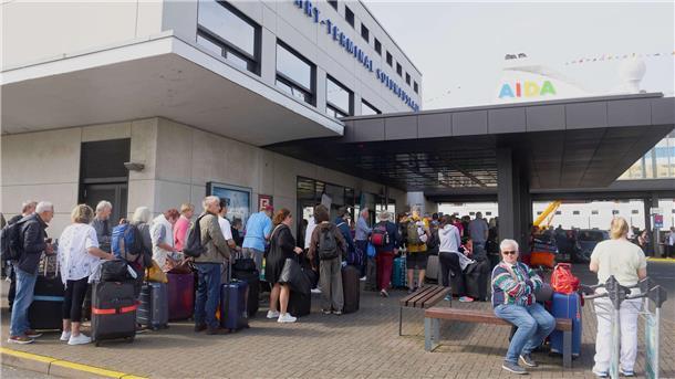 Die „AIDAAura“ und die „Costa Favolosa“ haben am Sonnabend in Bremerhaven angelegt, Tausende Reisende strömen in die Stadt.