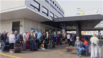 Die „AIDAAura“ und die „Costa Favolosa“ haben am Sonnabend in Bremerhaven angelegt, Tausende Reisende strömen in die Stadt.