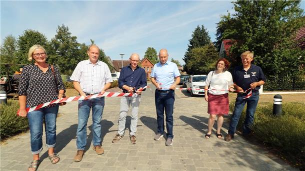 Offizielle durschneiden das Band auf dem Dorfplatz in Uthlede