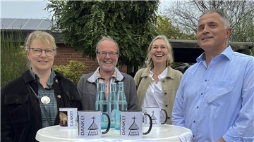 Die aktuellen Hesedorfer Kirchenvorsteher Marlies Wilkens-Tomczak (von links), Friedrich du Carrois, Andrea Beier und Wilfried Schleßelmann warben auf dem Kunsthandwerkermarkt in Hesedorf für die Wahl zum Kirchenvorstand. Kirchenkreis