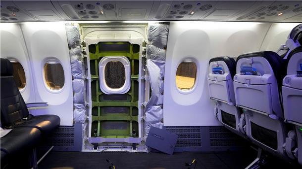 US-Luftfahrtbehörde ermittelt gegen Boeing Die Alaska-Airlines-Maschine steht zur Inspektion auf dem Flughafen Seattle-Tacoma. Die FAA hat Boeing zehn Werktage Zeit gegeben, in den Ermittlungen die Situation zu erläutern.