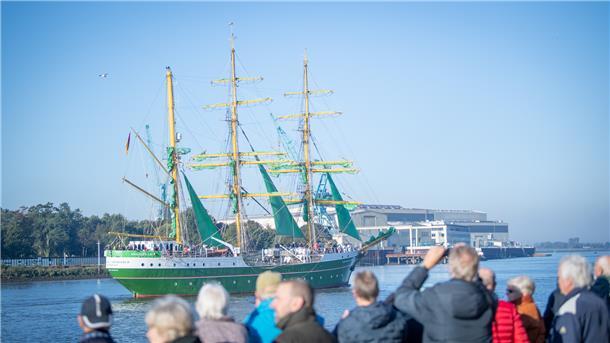 Die schönsten Bilder von der herrlichen Schiffs-Parade Die "Alex II" auf der Fahrt weserabwärts.
