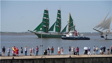 Die "Alex II" führt die Einlaufparade der Sail 2025 in Bremerhaven an.