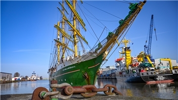 Die "Alexander von Humboldt II", hier bei der Einfahrt vom Kaiser- in den Neuen Hafen," ist die einzige Bark in Bremerhaven, die ein- und mehrtägige Ausbildungsfahrten in Nord- und Ostsee unternimmt. Foto Scheschonka/Archiv