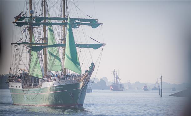 Live-Blog Weser-Parade: Lauter schöne Schiffe vor Bremerhaven Die "Alexander von Humboldt II", im Hintergrund das Feuerschiff "Bürgermeister O’Swald II".