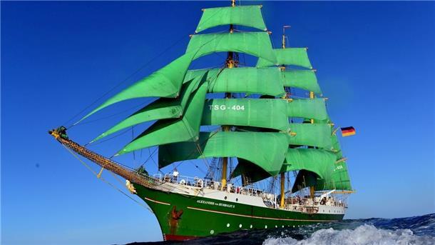 Segelschiff mit grünen Segeln