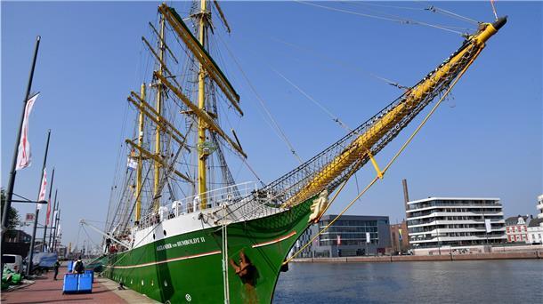 Die Alexander von Humboldt ist im Neuen Hafen. Foto Scheschonka
