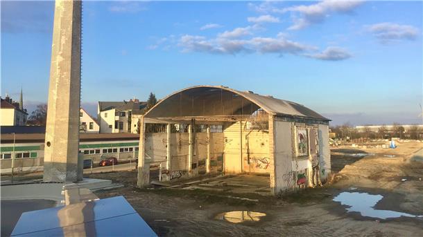 Varieté in alter Kistner-Fabrik und Sozialbau an der Geeste Die als Industriedenkmal geschützte Tonnendachhalle auf dem Kistner-Areal wird von dem Bauunternehmen Wübben als Privat-Investor behutsam saniert und als Variete-Theater unmittelbar angegliedert an den auch von Wübben geplanten Neubau eine Hostels direkt daneben, angrenzend an die neue Geestepromenade.