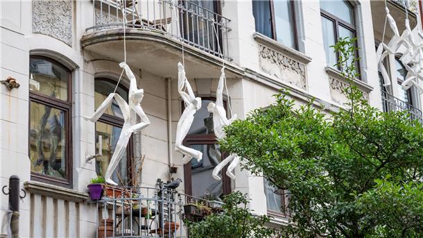 Die Alte Bürger wird wieder zum Kunstraum- Artspace. Installationen von Factoria Papel/ Claudio Acuna Jimenez.