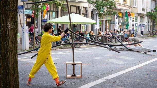 Die Alte Bürger wird wieder zum Kunstraum- Artspace. Jonathan Kolski (hinten) un...