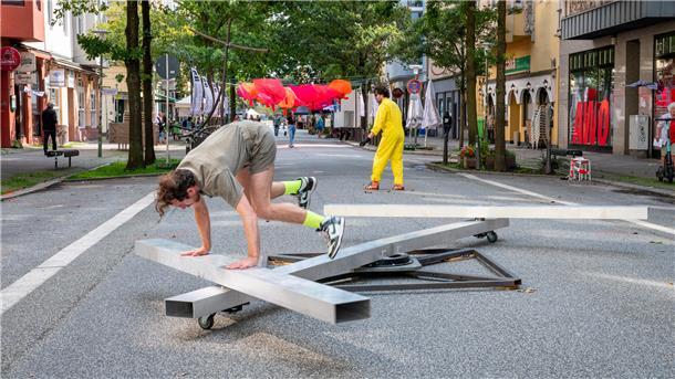 Die Alte Bürger wird wieder zum Kunstraum- Artspace. Jonathan Kolski (vorne) und...