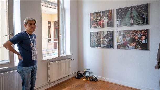 Die Alte Bürger wird wieder zum Kunstraum- Artspace. Jian Luo mit Bilder seiner ...