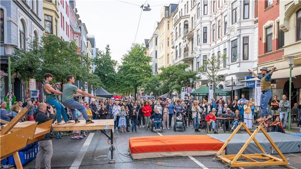 Die Alte Bürger wird wieder zum Kunstraum- Artspace. Vor dem Rüssel führt "Cirqu...